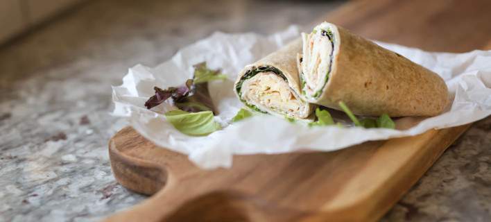 Ο Aκης Πετρετζίκης έχει μια εκπληκτική και πανεύκολη συνταγή για το κοτόπουλο που περίσσεψε