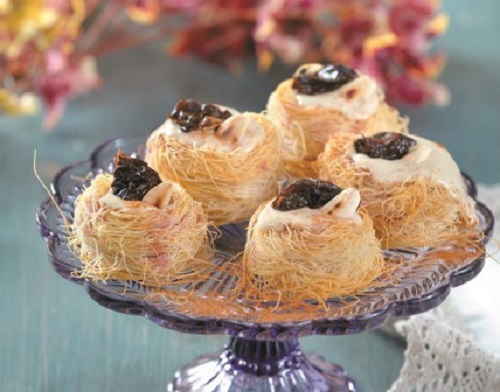 Κανταΐφια με δαμάσκηνα και κρέμα χαλβά με αγαύη