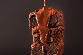 Μπράουνις με ζεστή σάλτσα σοκολάτας