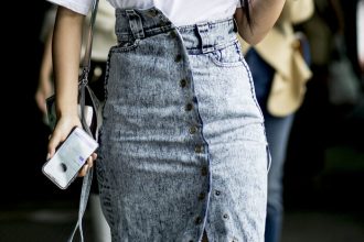 Μεταμόρφωσε το denim παντελόνι σου στην πιο στυλάτη midi φούστα