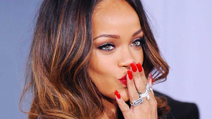 Christmas manicure: Πώς να βάψετε τα νύχια σας τις γιορτές