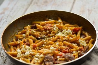 Πένες με λουκάνικο και φέτα