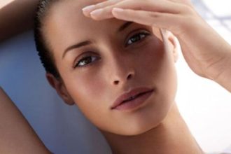 Το λάθος που κάνουμε όλες καθημερινά και καταστρέφει την επιδερμίδα μας