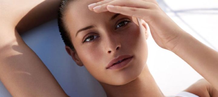 Το λάθος που κάνουμε όλες καθημερινά και καταστρέφει την επιδερμίδα μας