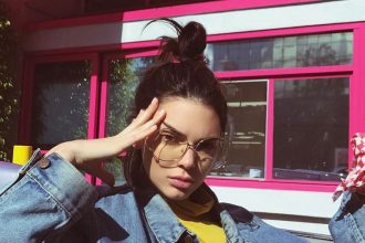 Νέο trend στα social media -Γιατί όλοι παίρνουν αυτή την πόζα