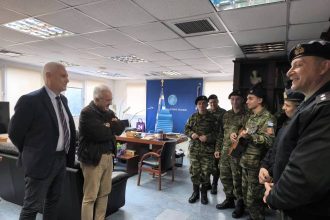 Έψαλαν τα παραδοσιακά κάλαντα στον Φωκίωνα Ζαΐμη
