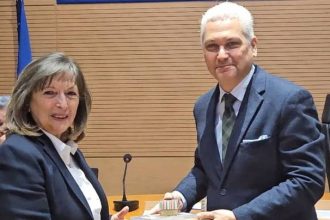 Η πρώτη γυναίκα Νομάρχης Αχαΐας Α. Κανελλοπούλου ταξίδεψε για την εκδήλωση της Περιφέρειας