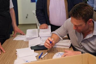 Ο Στέφανος Κασσελάκης μπήκε στο εκλογικό της ΝΔ στο Κιλκίς και υπέγραψε καπέλα