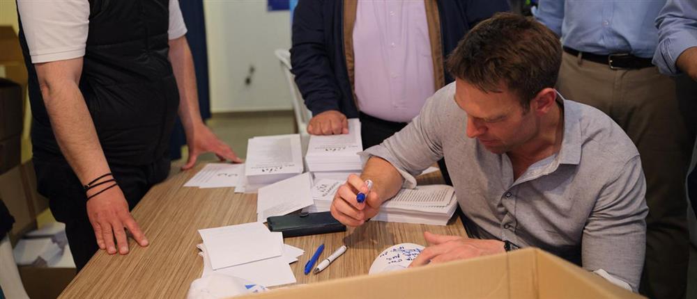 Ο Στέφανος Κασσελάκης μπήκε στο εκλογικό της ΝΔ στο Κιλκίς και υπέγραψε καπέλα