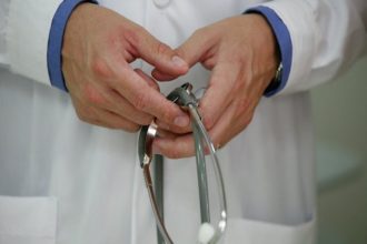 Διευκολύνσεις σε αγροτικούς γιατρούς με παιδιά έως 4 ετών κατά τις εφημερίες