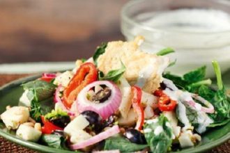 Πολυσαλάτα με «μπισκοτάκια» τυριού