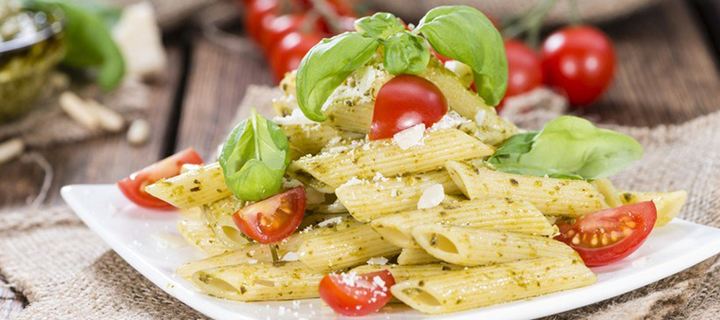 Μακαρονοσαλάτα με ντοματίνια και βασιλικό