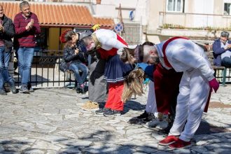Μετά την Κρήνη το θέατρο δρόμου «R° CYCLE» κάνει στάσεις σε Τέρψη, Ρίο, Αργυρά και πλατεία Γεωργίου