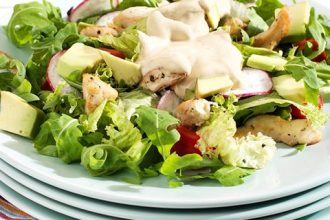 Σαλάτα ρόκα με κοτόπουλο και αβοκάντο