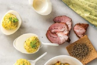 Αβγά γεμιστά με κρέμα από τον κρόκο τους, απάκι, τσίλι και μυρώνια