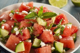 Σαλάτα καλοκαιρινή με καρπούζι και παξιμάδια χαρουπάλευρου