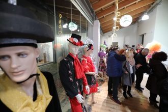 Σε εορταστική ατμόσφαιρα εγκαινιάστηκε η έκθεση των στολών των πληρωμάτων του Πατρινού Καρναβαλιού 2020 - ΦΩΤΟ