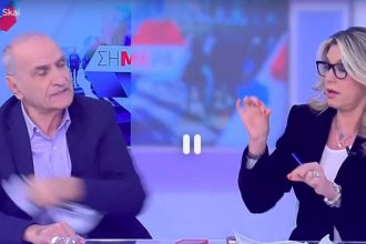 Απαράδεκτη ενέργεια του Γιώργου Βαρεμένου: Άρπαξε χαρτί με φωτογραφία του Τσίπρα από τα χέρια της Άννας Καραμανλή!