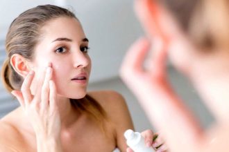 Πώς θα αποκτήσετε λαμπερό δέρμα χωρίς γυαλάδες