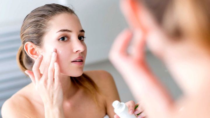 Πώς θα αποκτήσετε λαμπερό δέρμα χωρίς γυαλάδες