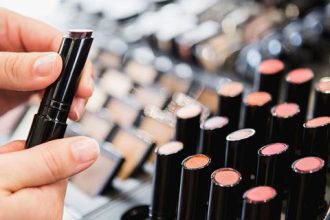 Πώς θα καταλάβεις αν το κραγιόν που θες να αγοράσεις είναι ιδανικό για εσένα