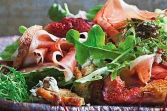 Υπέροχη σαλάτα με προσούτο, μανούρι και λιαστές ντομάτες!