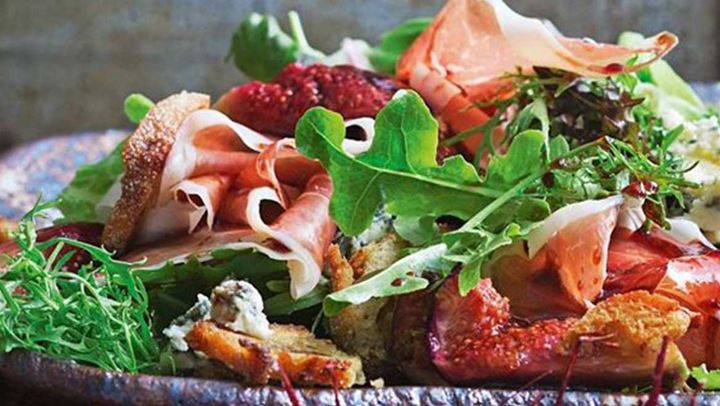 Υπέροχη σαλάτα με προσούτο, μανούρι και λιαστές ντομάτες!