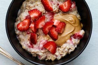 Energy yogurt με νιφάδες βρώμης, ταχίνι, μέλι και φρούτα