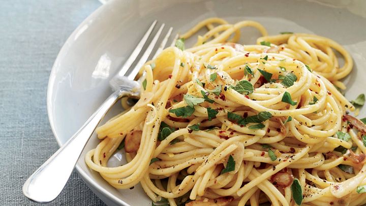 Λινγκουίνι με αντζούγιες και ελιές για μεσημέρι!