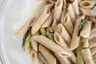 Πένες ολικής άλεσης με σπαράγγια και λεμόνι