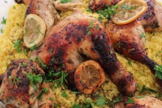 Κοτόπουλο λεμονάτο στο φούρνο με αρωματικό πιλάφι