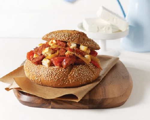 Σπεντζοφάι με κατσικίσιο τυρί στο καρβέλι