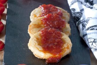 Φέτα σαγανάκι µε µαρµελάδα ντοµάτας