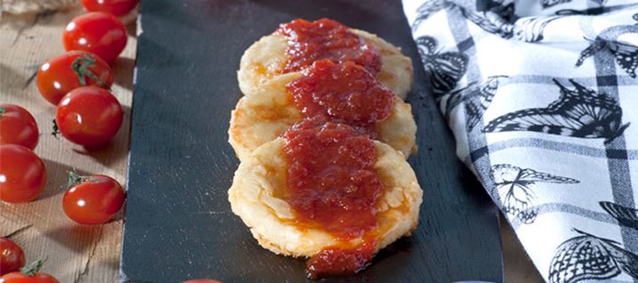 Φέτα σαγανάκι µε µαρµελάδα ντοµάτας