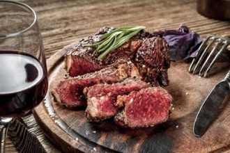 Χοιρινές μπριζόλες κρασάτες στην κατσαρόλα