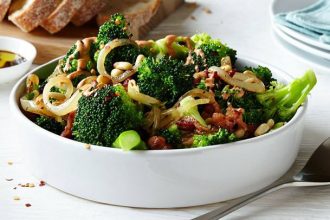 Πράσινη σαλάτα με μπέικον για ένα ελαφρυ γεύμα