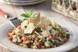 Πολύχρωμη σαλάτα με τραγανές πιτούλες και μίγμα μπαχαρικών