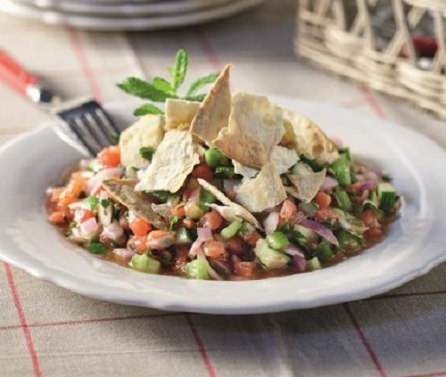 Πολύχρωμη σαλάτα με τραγανές πιτούλες και μίγμα μπαχαρικών