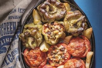 Γεμιστά της Μεσογείου με κουκουνάρια και αμύγδαλα