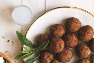 Κεφτέδες Μυτιλήνης και πιλάφι με γιαούρτι και δυόσμο