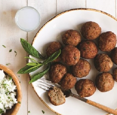 Κεφτέδες Μυτιλήνης και πιλάφι με γιαούρτι και δυόσμο