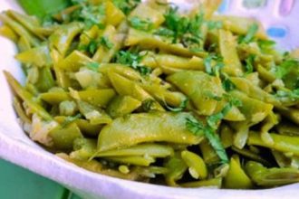 Φρέσκα φασολάκια με κόλιαντρο και αμύγδαλα