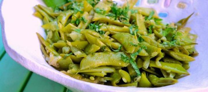 Φρέσκα φασολάκια με κόλιαντρο και αμύγδαλα