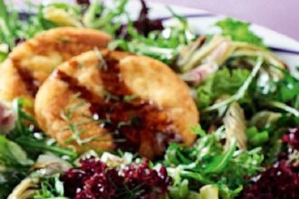 Πράσινη σαλάτα με αγκινάρες και παναρισμένο ανθότυρο