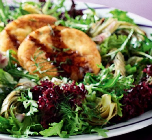 Πράσινη σαλάτα με αγκινάρες και παναρισμένο ανθότυρο