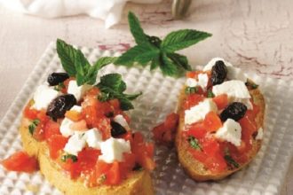 Ντοματοσαλάτα σε ψωμί χωριάτικο