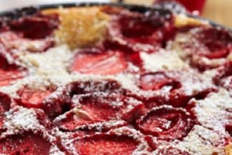 Κέικ κλαφουτί με φράουλες και αμύγδαλα