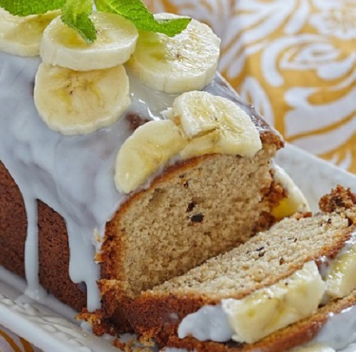 Κέικ με ρούμι, σταγόνες κουβερτούρας και γλάσο μπανάνα