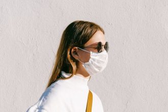 5 πράγματα που πρέπει οπωσδήποτε να κάνεις τώρα που θα φοράς συνέχεια μάσκα