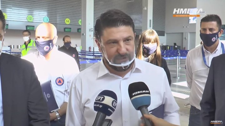 Με αυτή τη μάσκα εμφανίστηκε στη Ζάκυνθο ο Χαρδαλιάς- ΒΙΝΤΕΟ